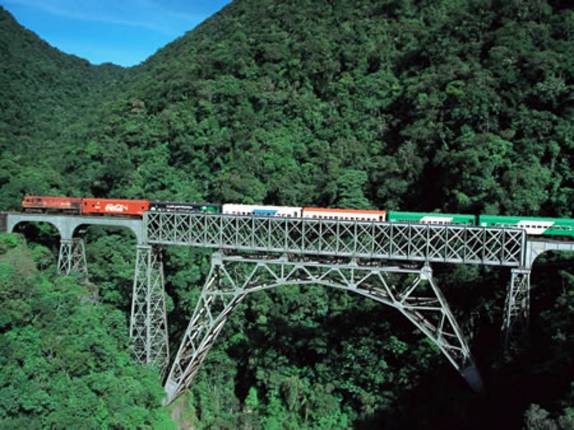 Linha de trem centenária entre Curitiba, Morretes e Paranaguá, cortando a Serra do Mar paranaense (foto da internet)